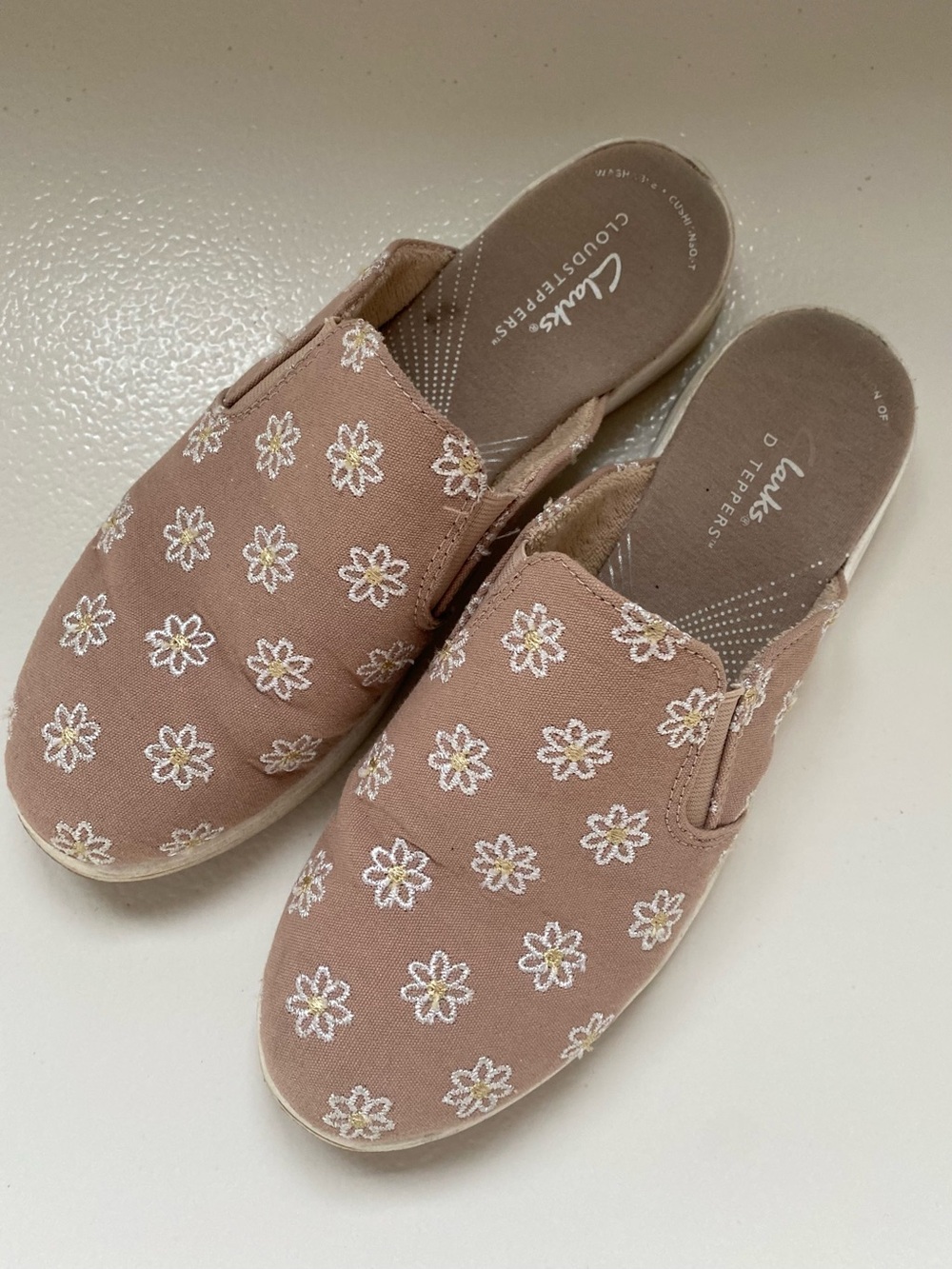Clarks Women’s Tan Slip-On Mules with White Daisy Embroidery